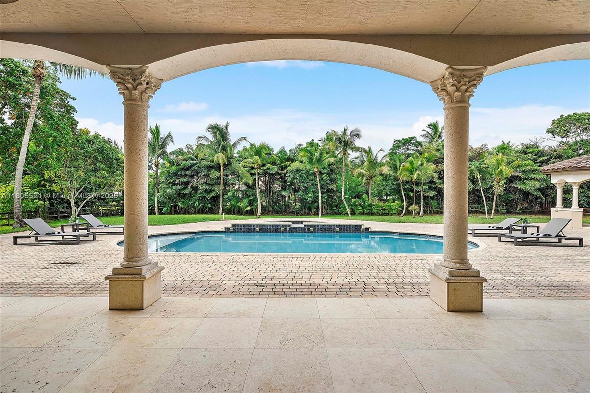 Exterior, Pool