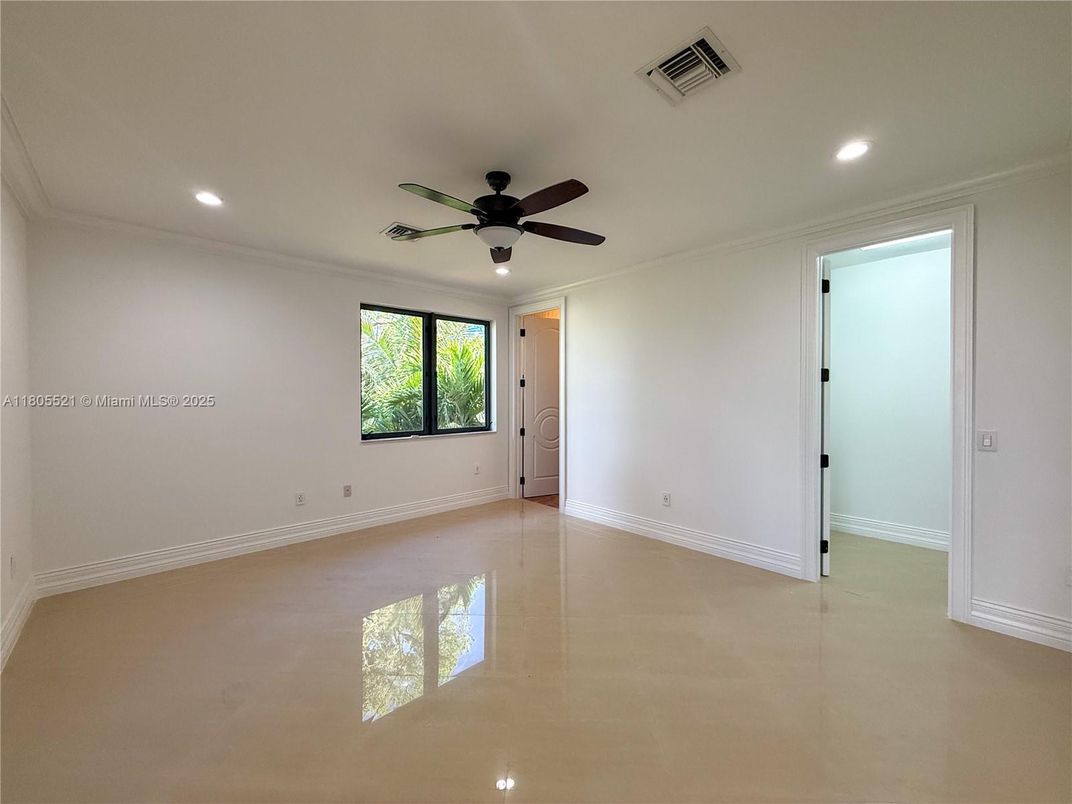 Empty room, Interior, Recessed Lighting