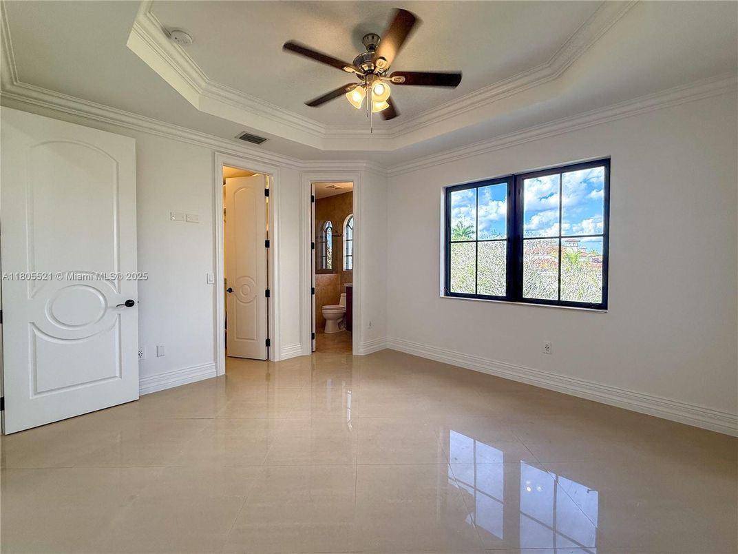 Empty room, Interior