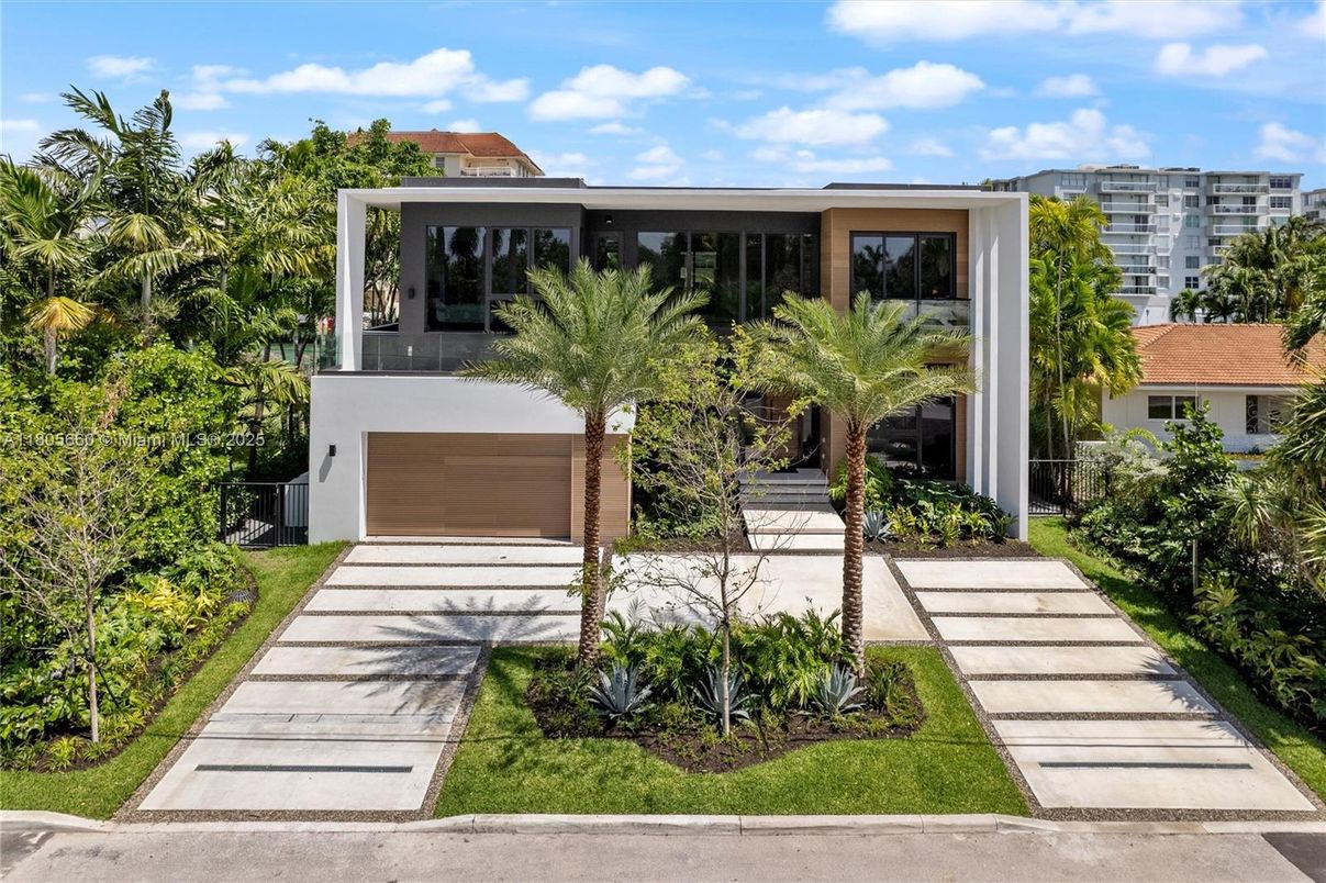 Attached, Exterior, Facade, Modern