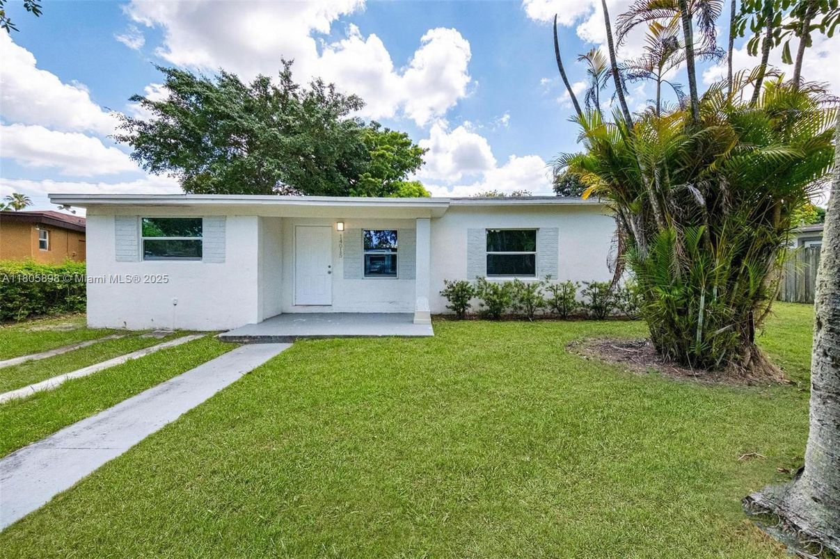Backyard, Exterior, Facade, Ranch