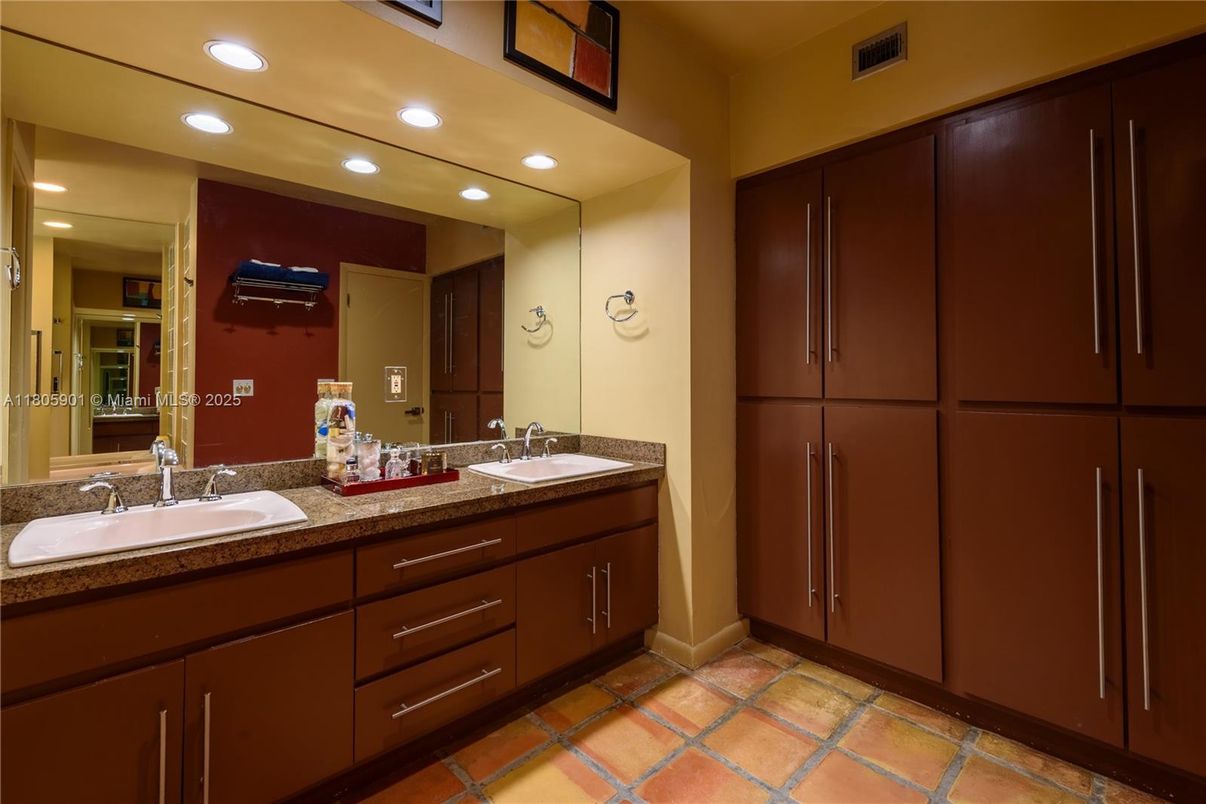 Bathroom, Dual Sink Vanities, Interior, Recessed Lighting