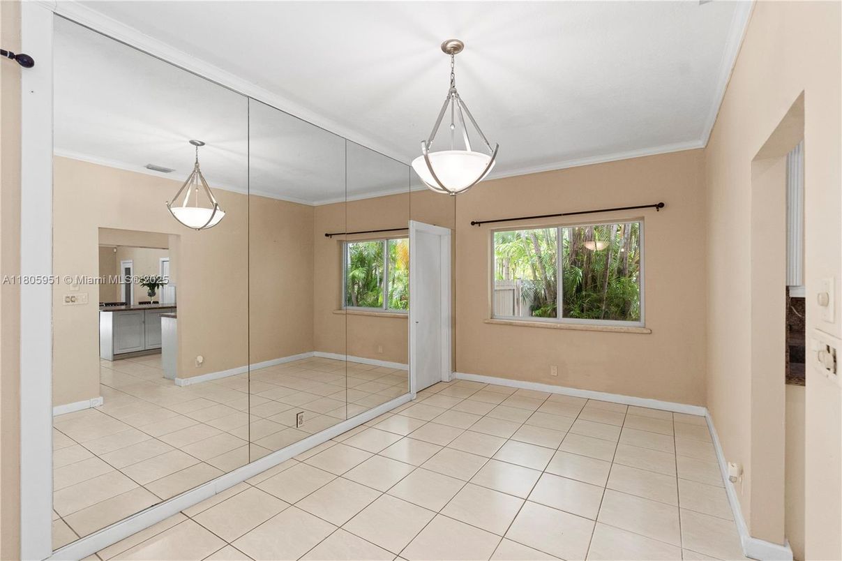 Empty room, Interior, Pendant Lights