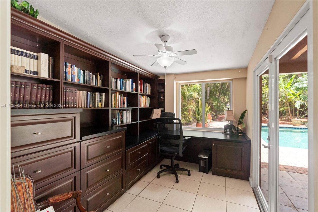 Home Office, Interior