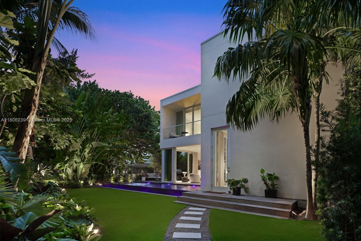 Backyard, Exterior, Facade, Modern