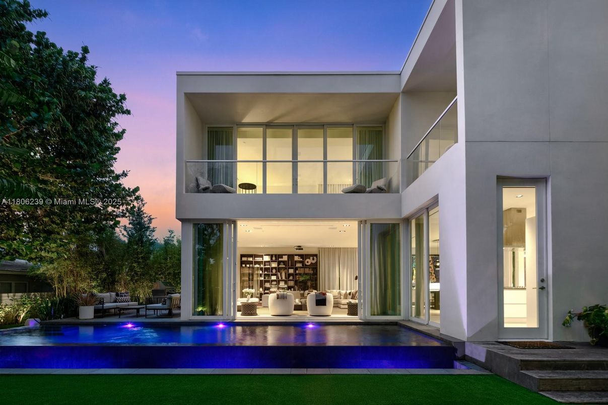 Exterior, Facade, Pool, Modern