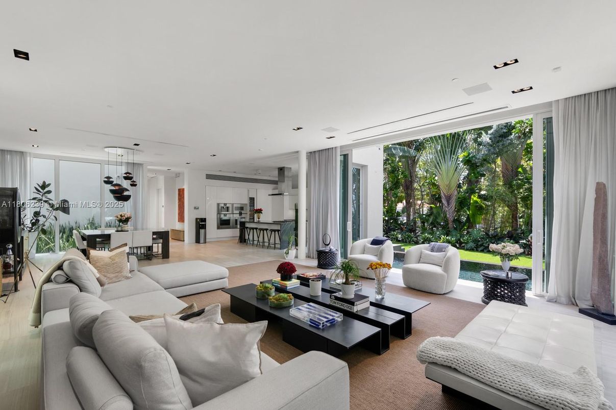 Dining room, Interior, Living room, Pendant Lights, Recessed Lighting