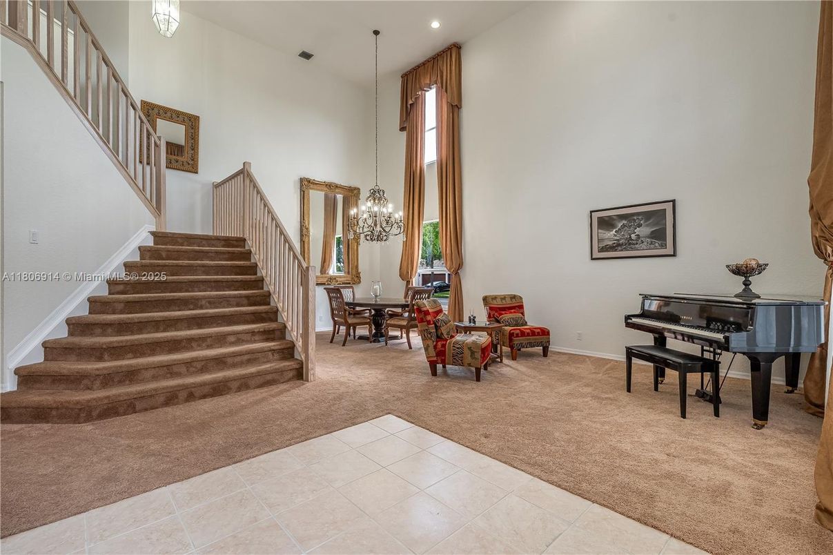 Chandelier, Dining room, Interior, Pendant Lights, Piano, Recessed Lighting