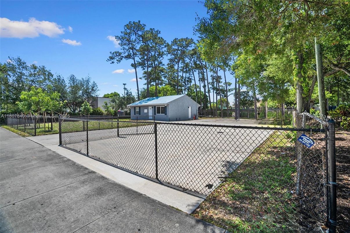 Exterior, Tennis Courts