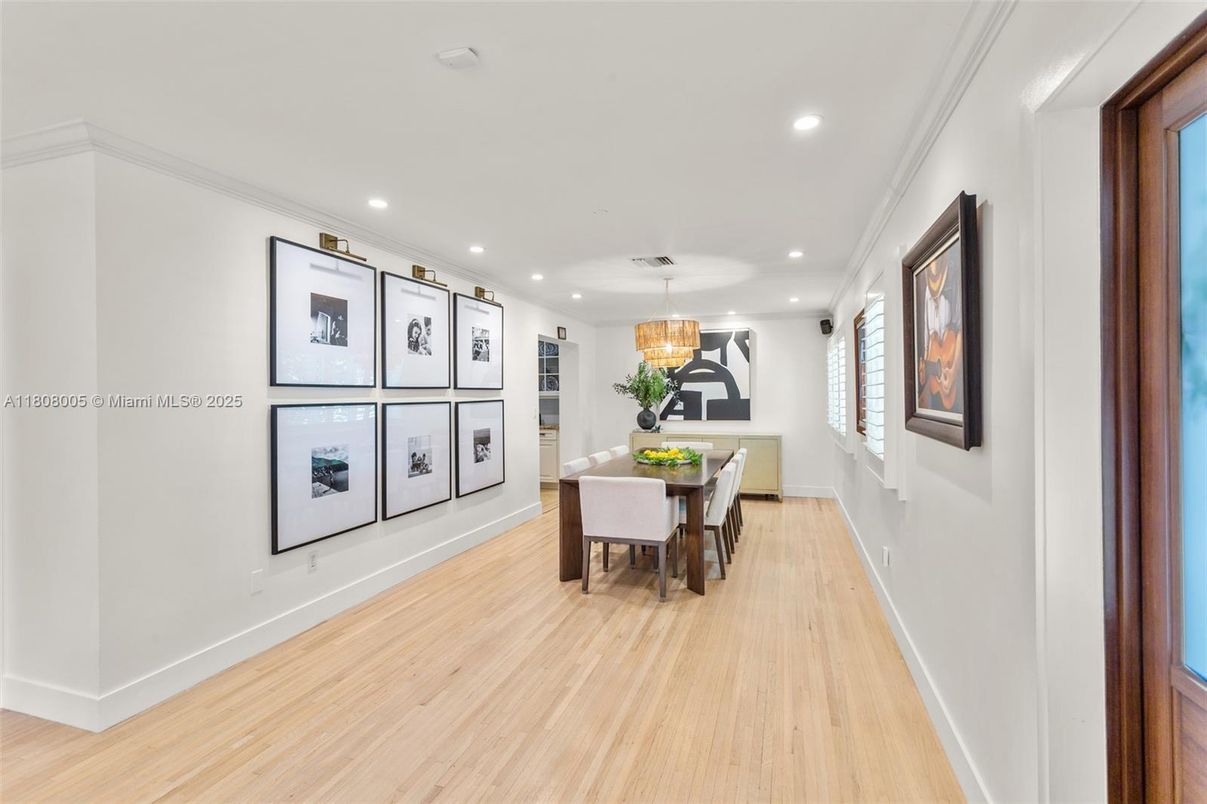 Chandelier, Dining room, Interior, Recessed Lighting, Wood Texture Flooring