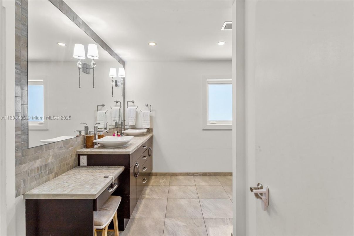 Bathroom, Dual Sink Vanities, Interior, Recessed Lighting