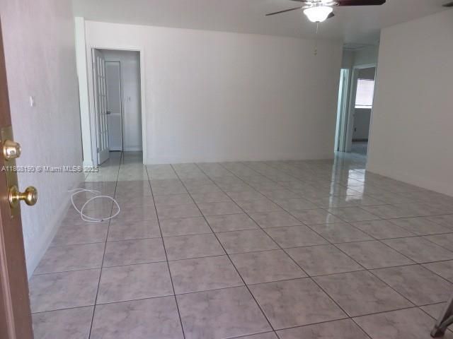 Empty room, Interior