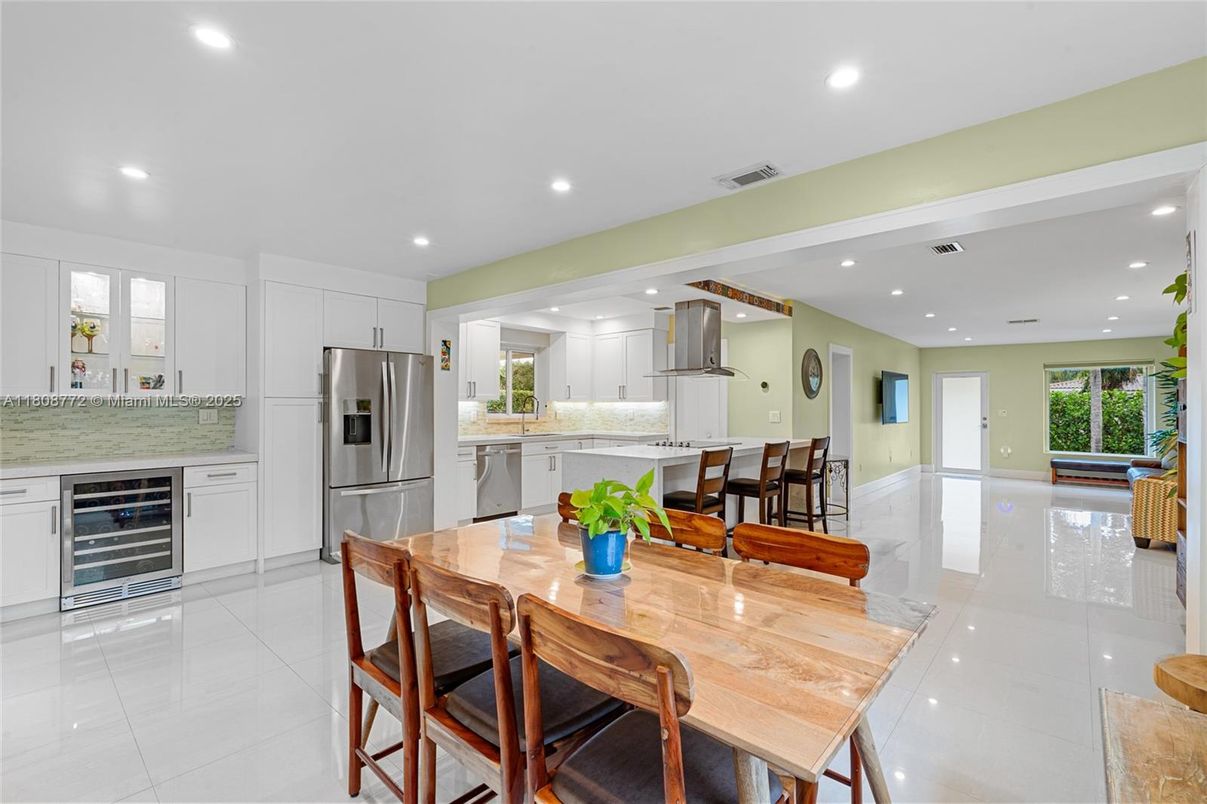 Dining room, Interior, Kitchen, Recessed Lighting, Stainless Steel Appliances