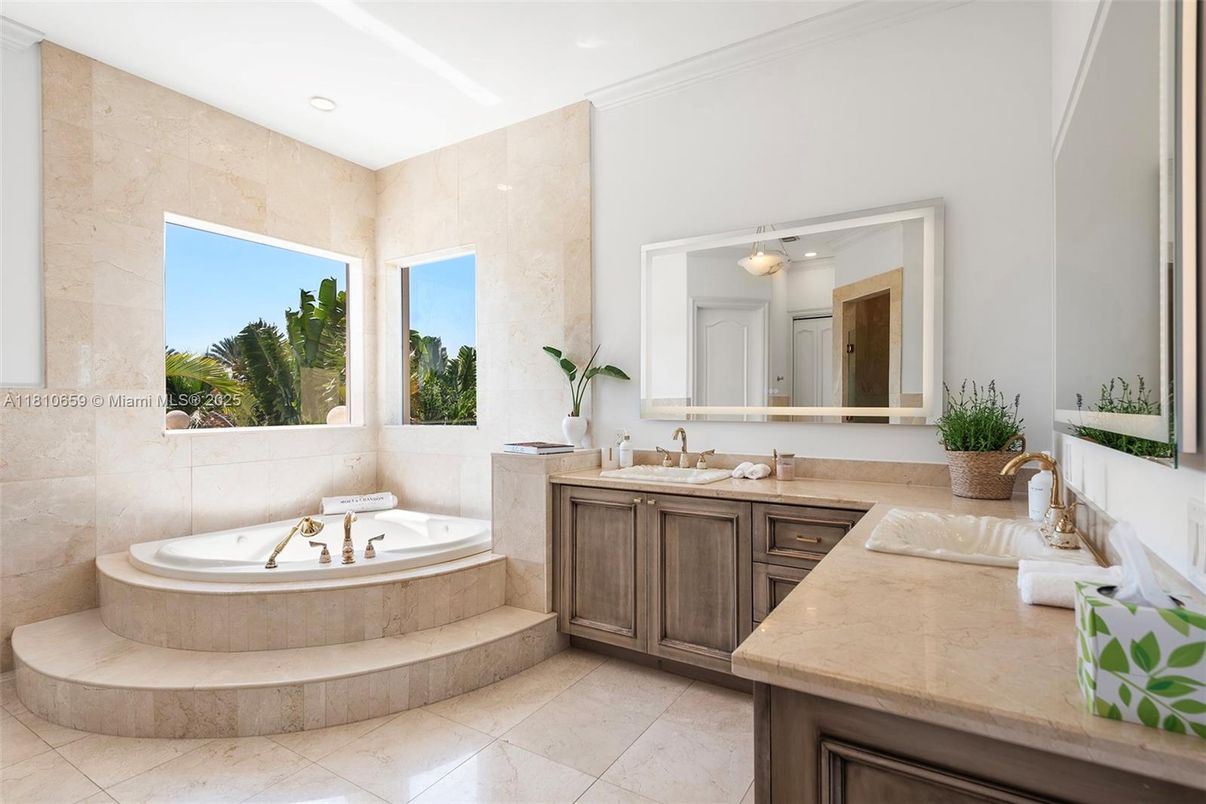 Bathroom, Dual Sink Vanities, Interior, Recessed Lighting