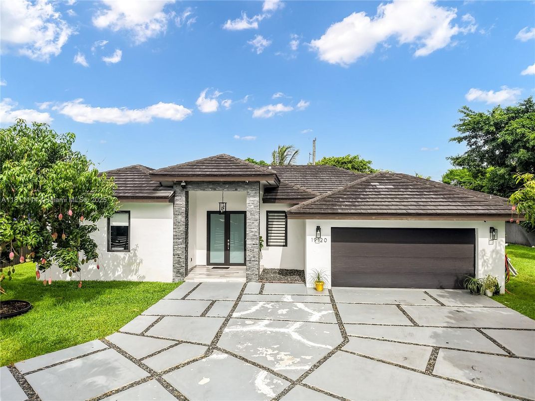 Attached, Exterior, Facade, Ranch