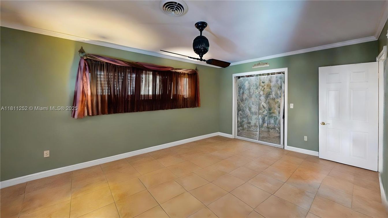 Empty room, Interior