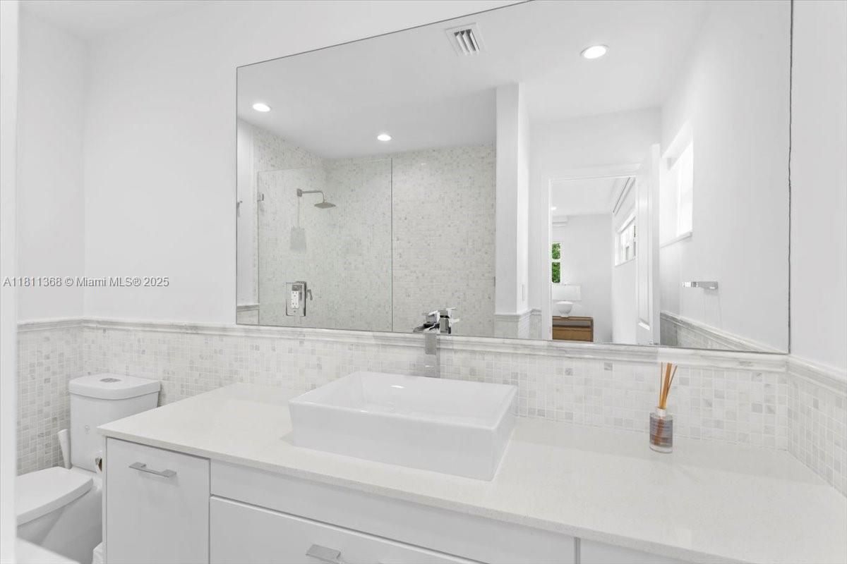 Bathroom, Interior, Recessed Lighting