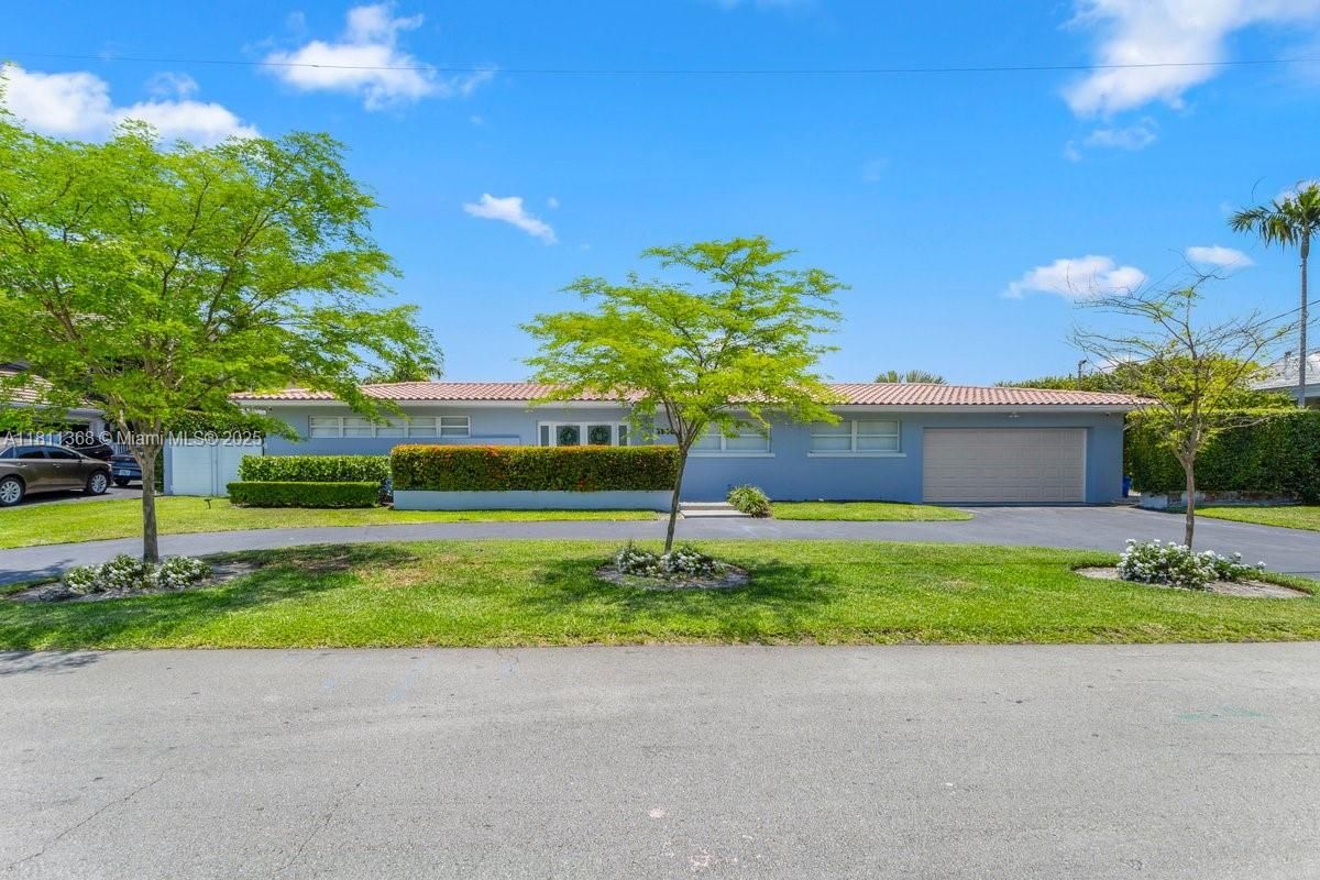 Attached, Exterior, Facade, Ranch