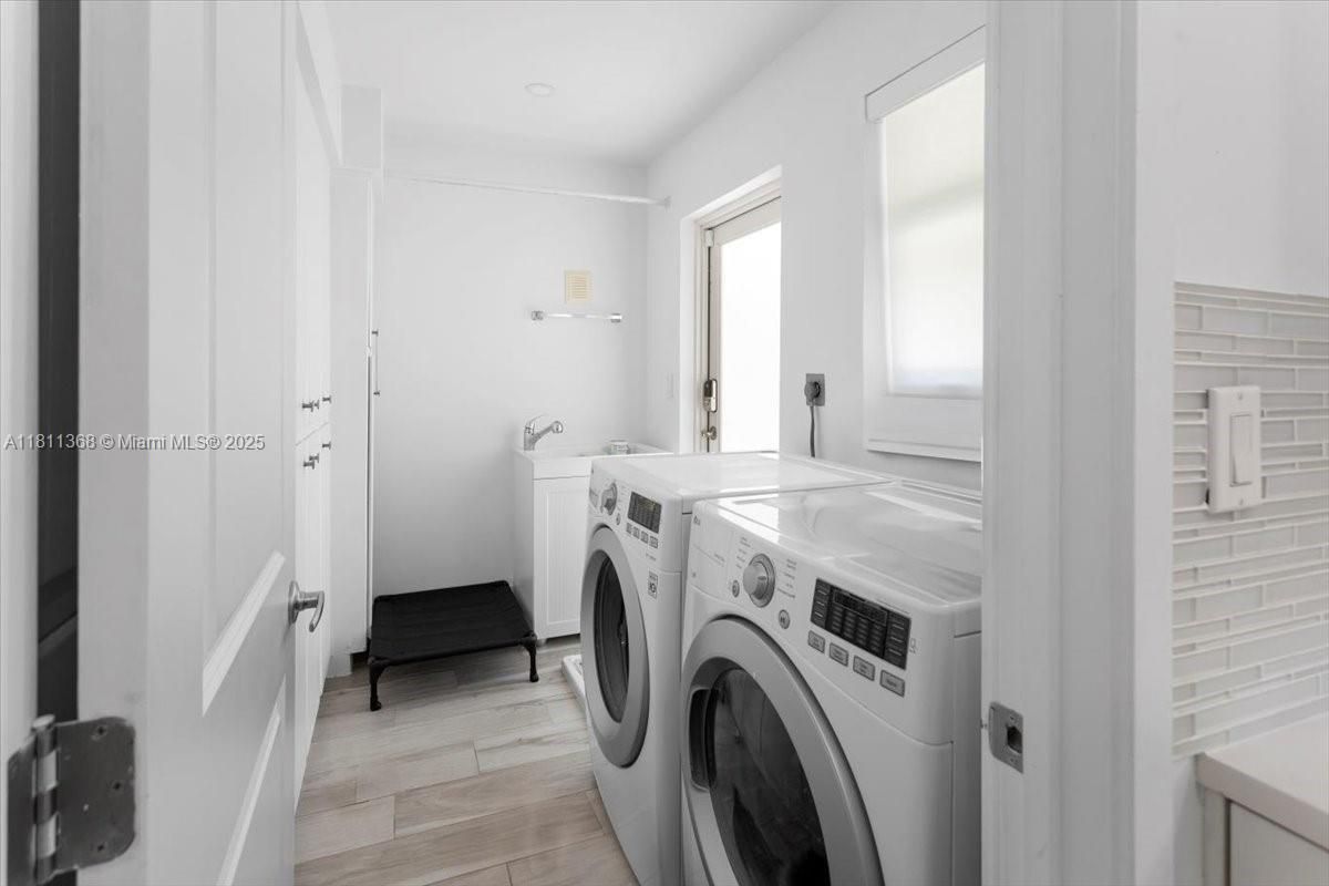 Interior, Washer, Wood Texture Flooring