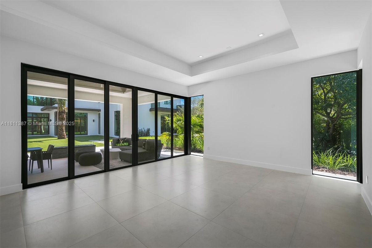 Empty room, Interior, Recessed Lighting