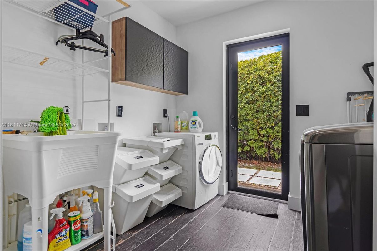 Interior, Washer, Wood Texture Flooring