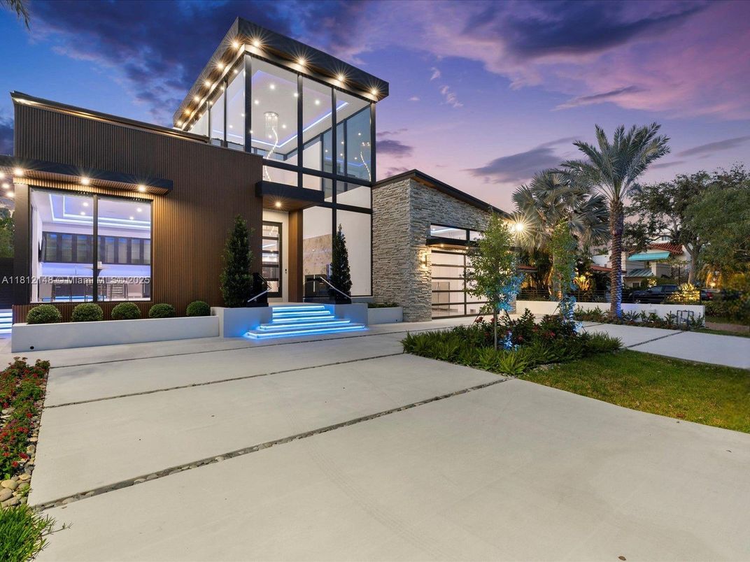 Exterior, Facade, Modern