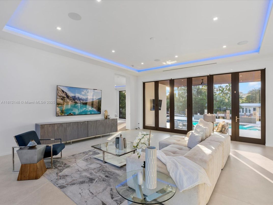 Interior, Living room, Recessed Lighting, Water