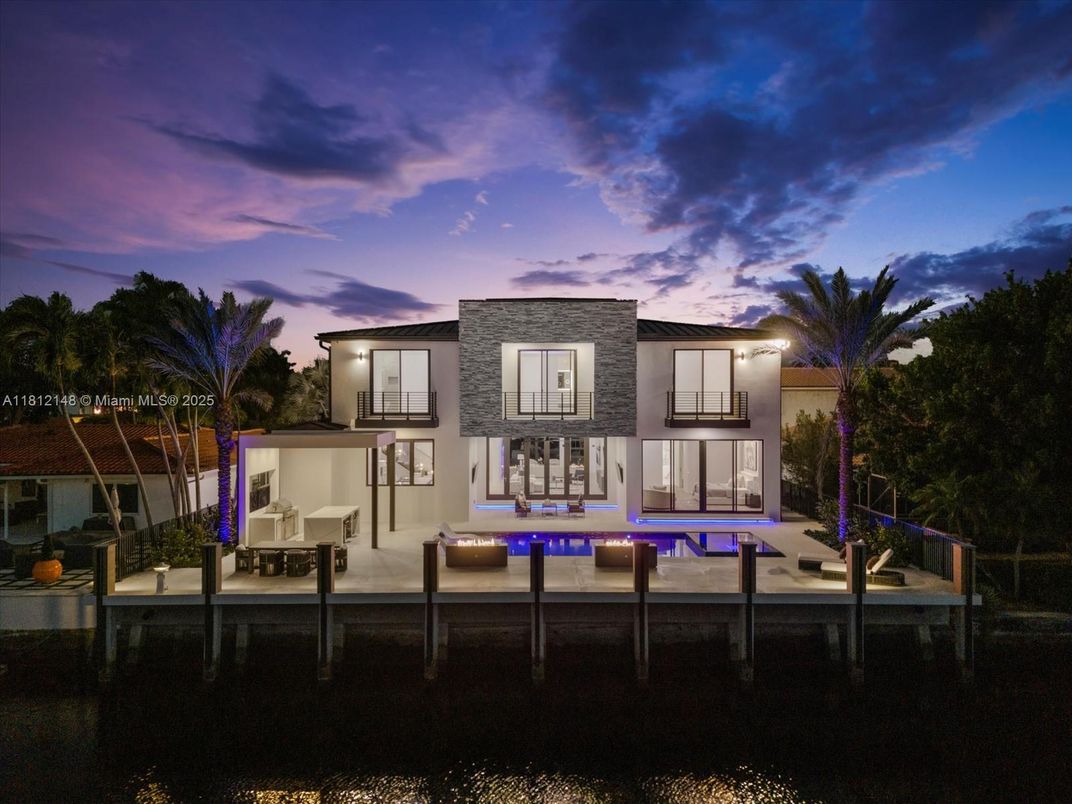 Backyard, Exterior, Facade, Pool, Modern