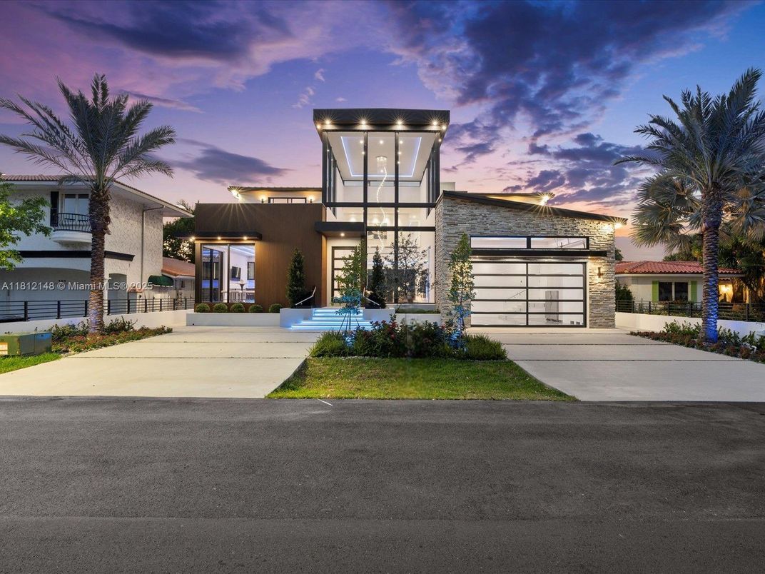 Attached, Exterior, Facade, Modern