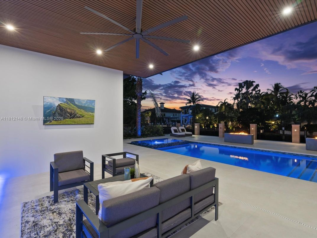 Exterior, Pool, Recessed Lighting