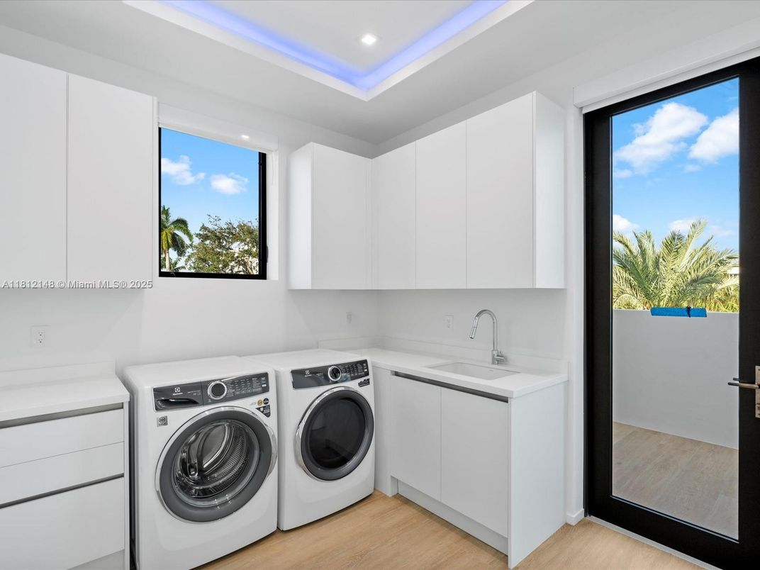 Interior, Recessed Lighting, Washer, Wood Texture Flooring