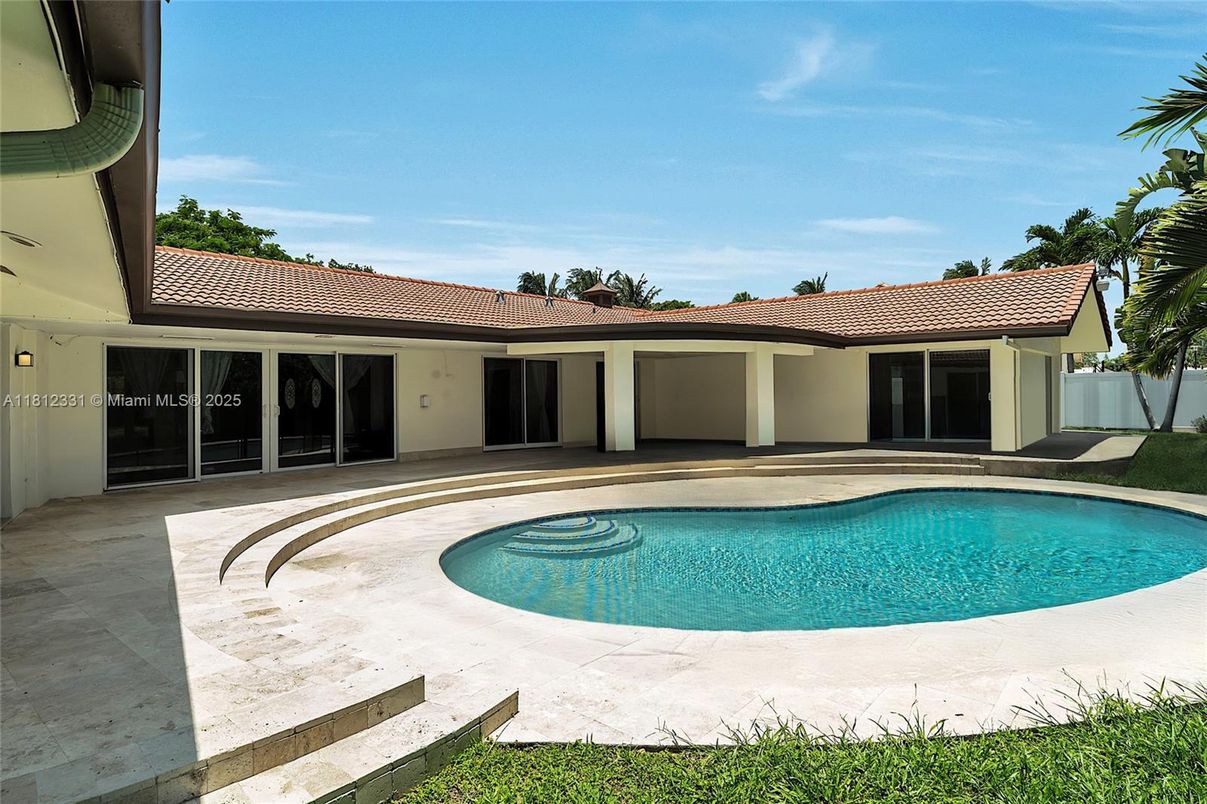 Exterior, Pool