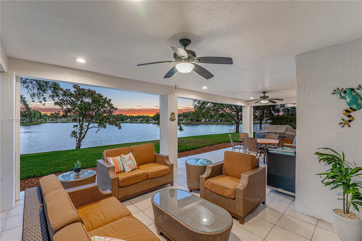 Exterior, Living room, Recessed Lighting, Water