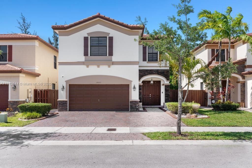 Attached, Exterior, Facade, Mediterranean