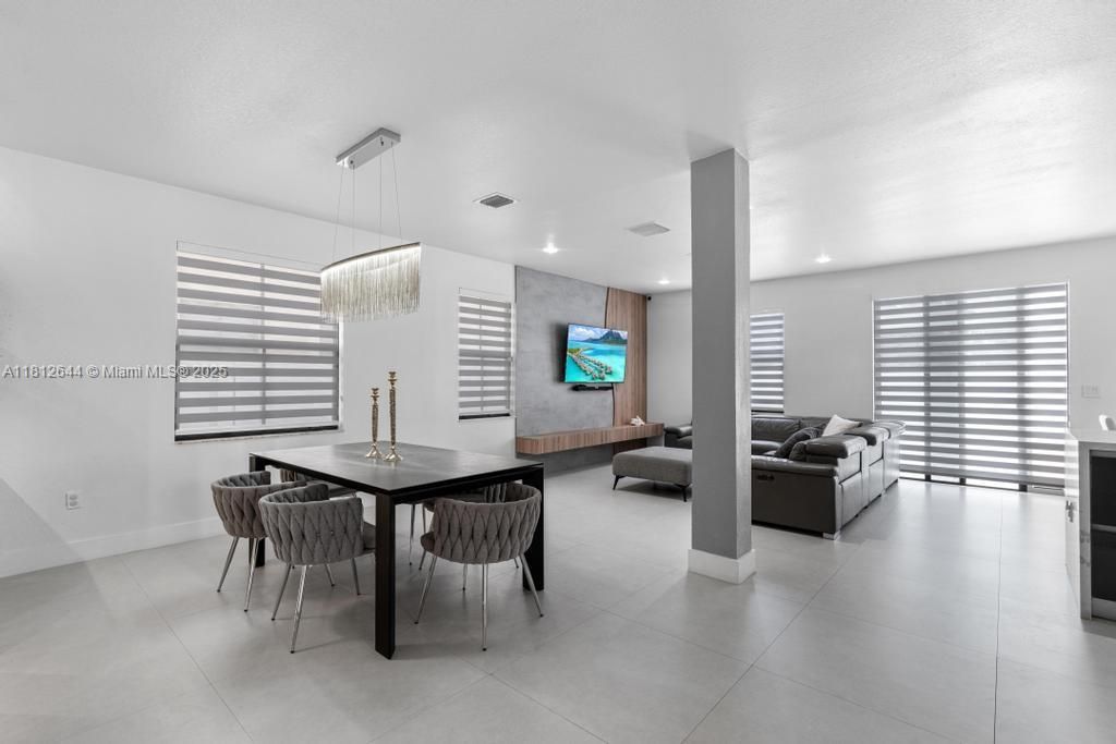 Chandelier, Dining room, Interior, Living room, Recessed Lighting