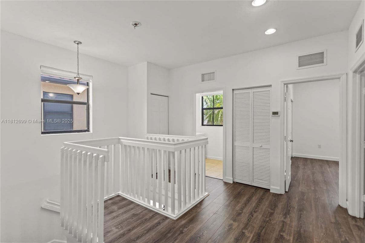 Interior, Pendant Lights, Recessed Lighting, Wood Texture Flooring