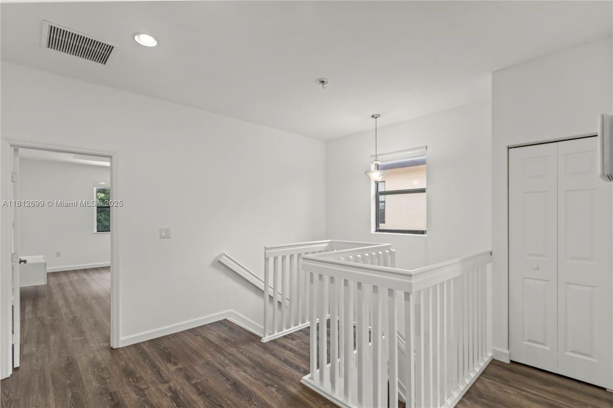 Interior, Pendant Lights, Recessed Lighting, Wood Texture Flooring