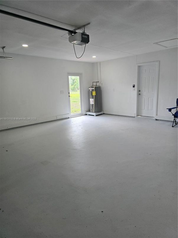 Empty room, Garage, Interior, Recessed Lighting