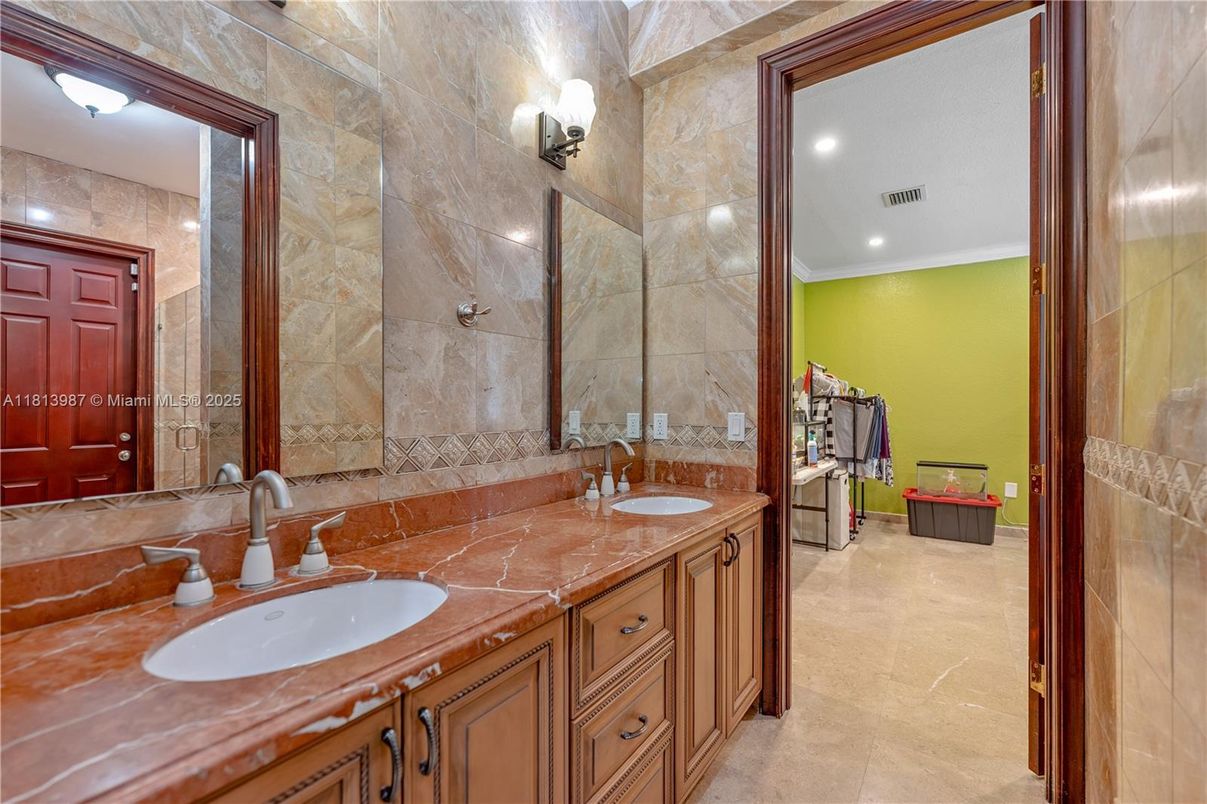 Bathroom, Dual Sink Vanities, Interior, Recessed Lighting