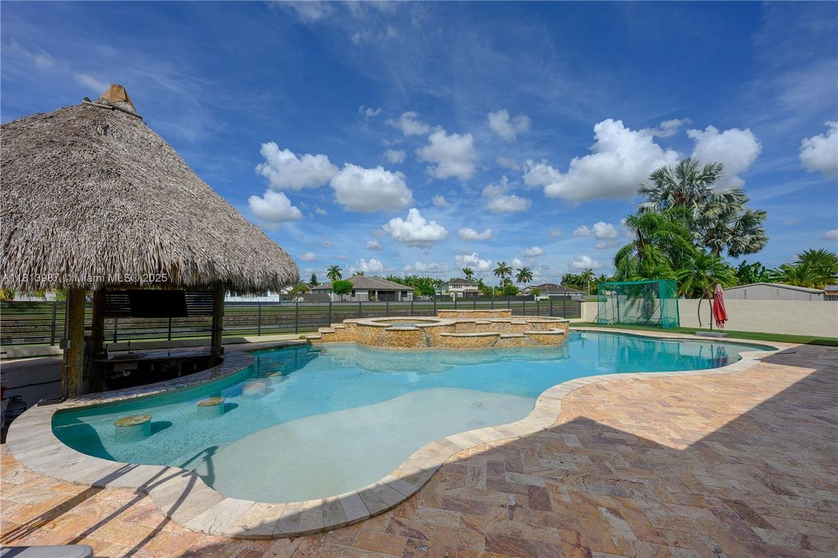 Exterior, Pool