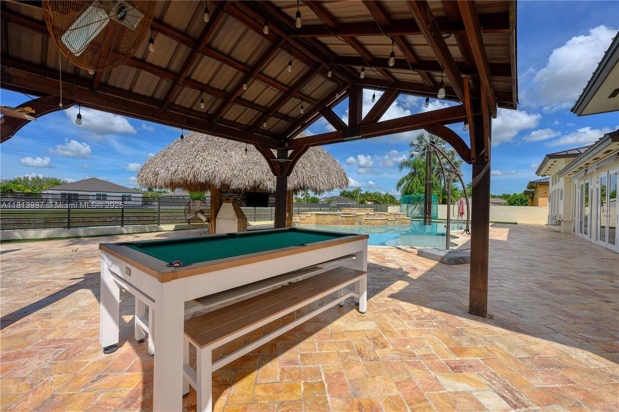 Billiard Table, Exterior