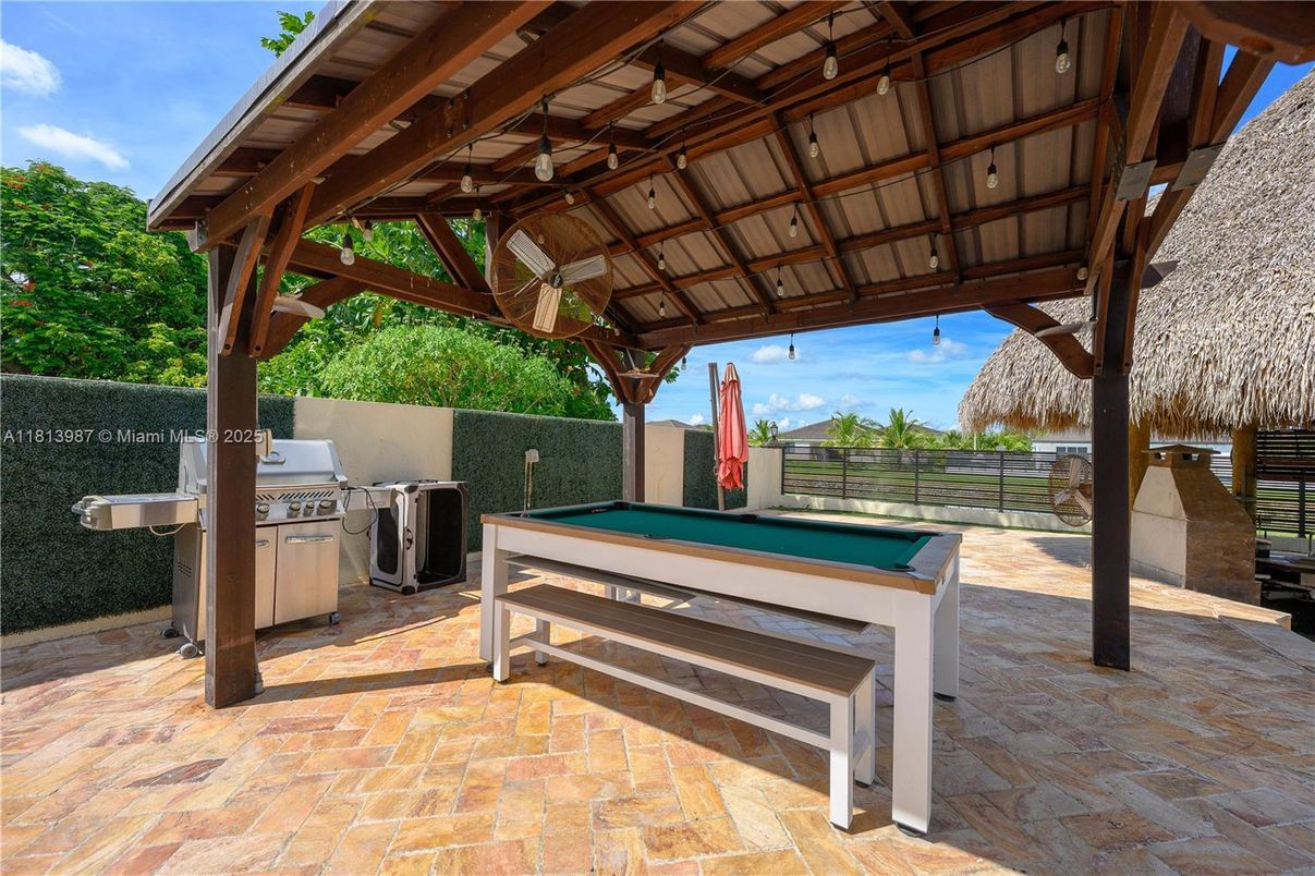 Billiard Table, Exterior