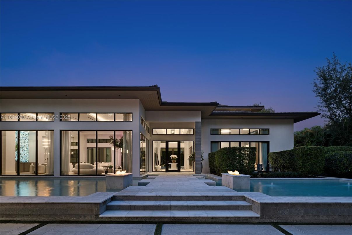 Exterior, Facade, Pool, Modern