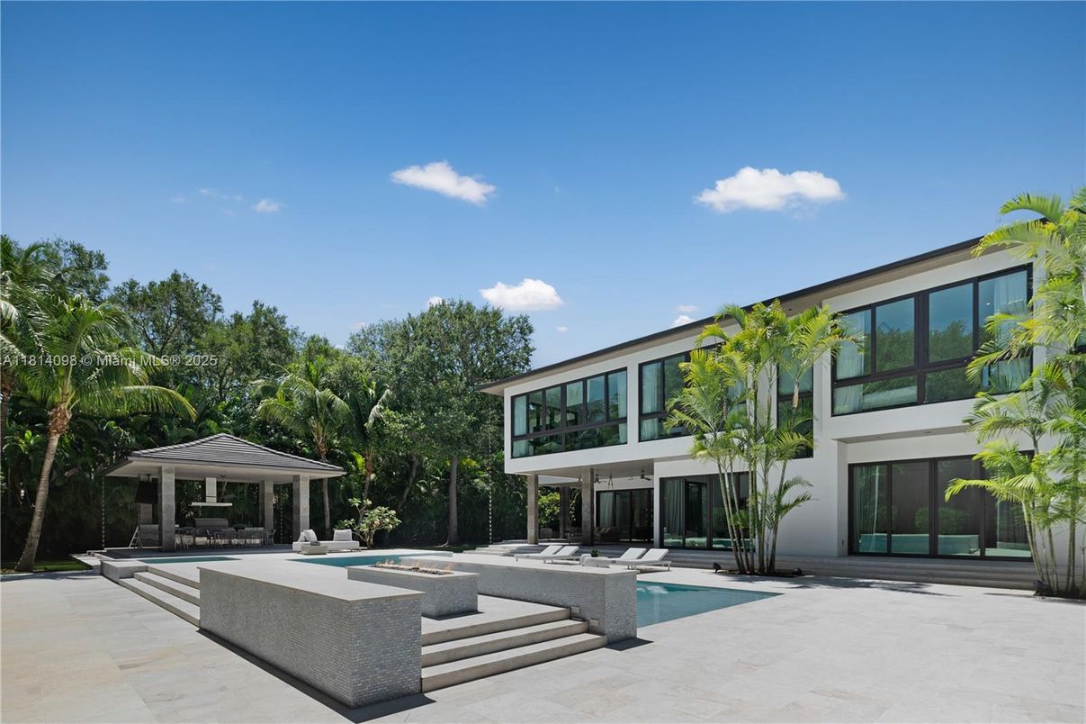 Backyard, Exterior, Facade, Pool, Modern