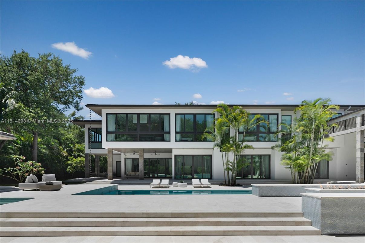 Exterior, Facade, Pool, Modern