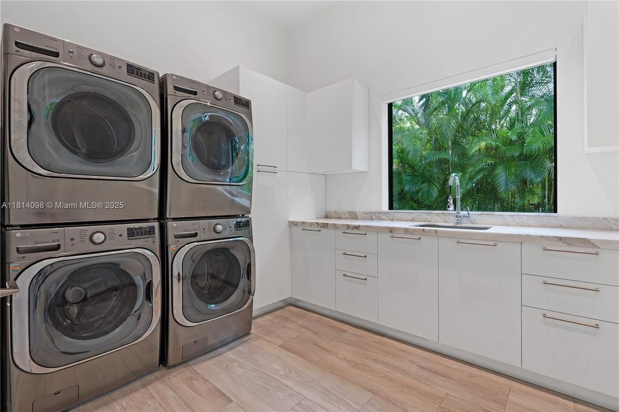 Interior, Washer, Wood Texture Flooring
