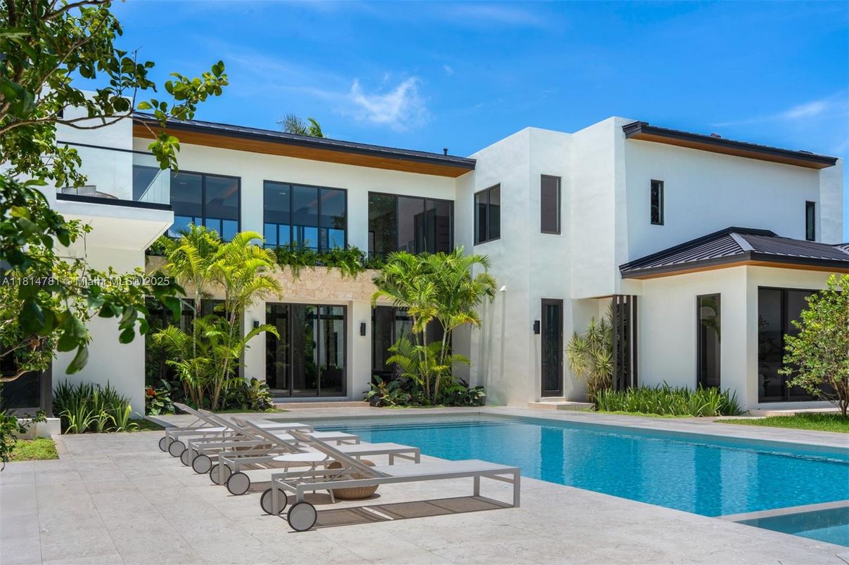 Exterior, Facade, Pool, Modern
