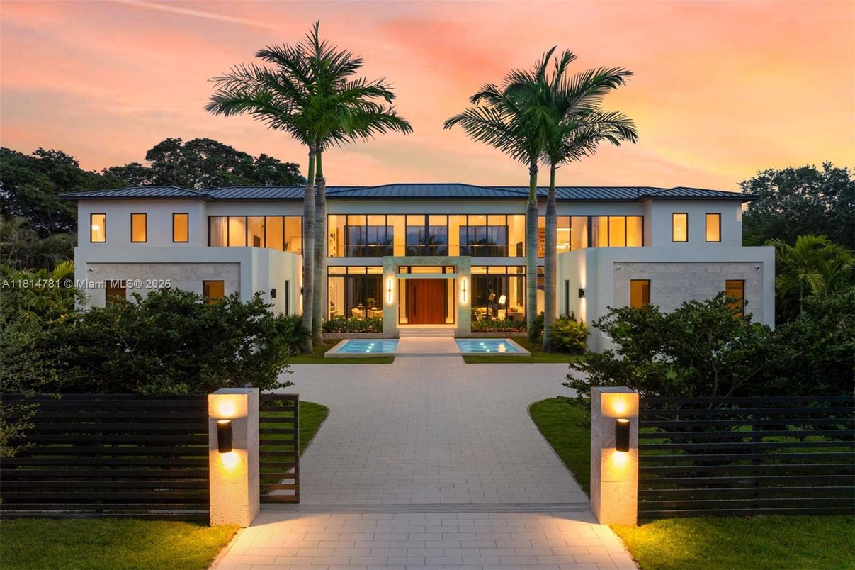 Exterior, Facade, Modern