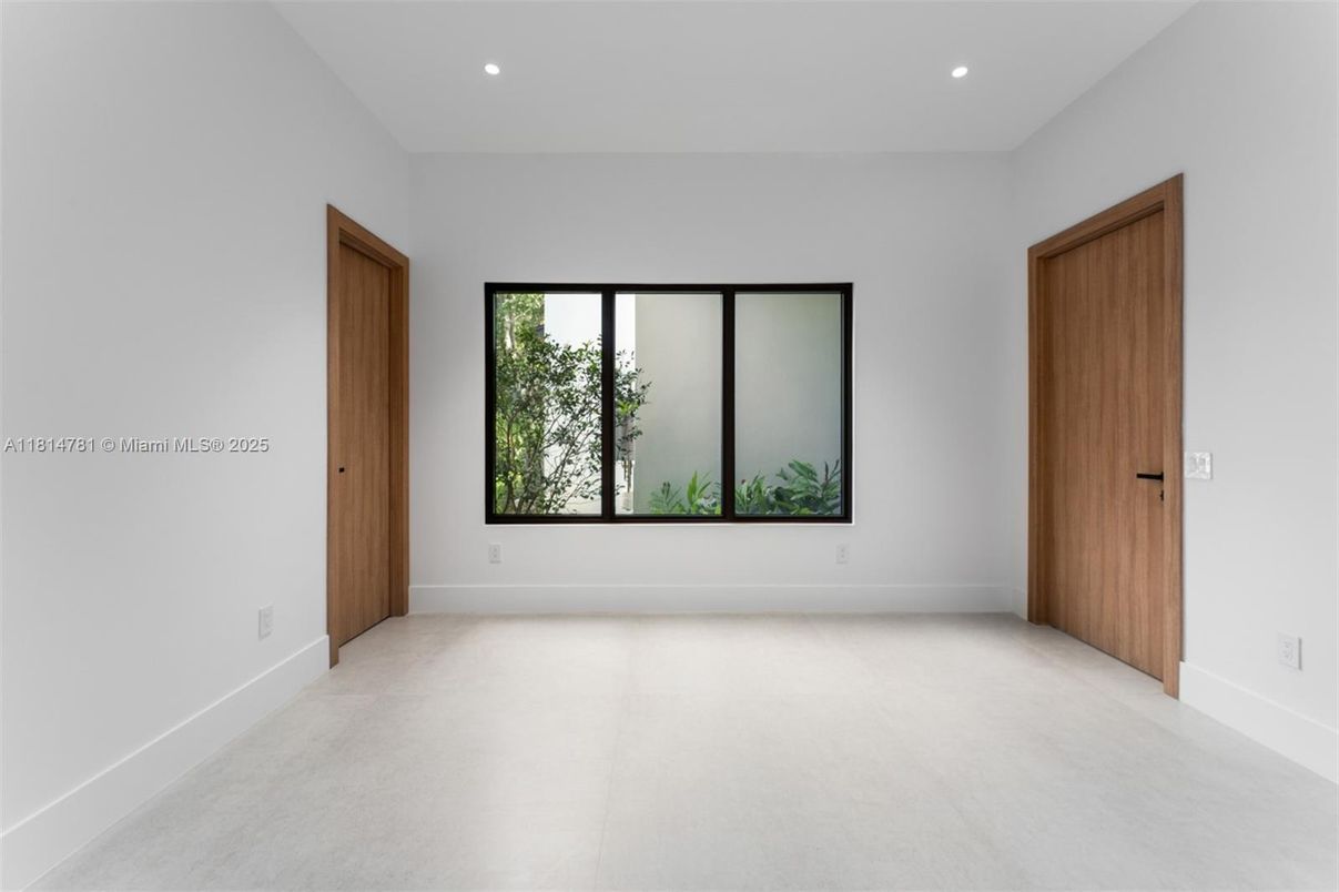 Empty room, Interior, Recessed Lighting