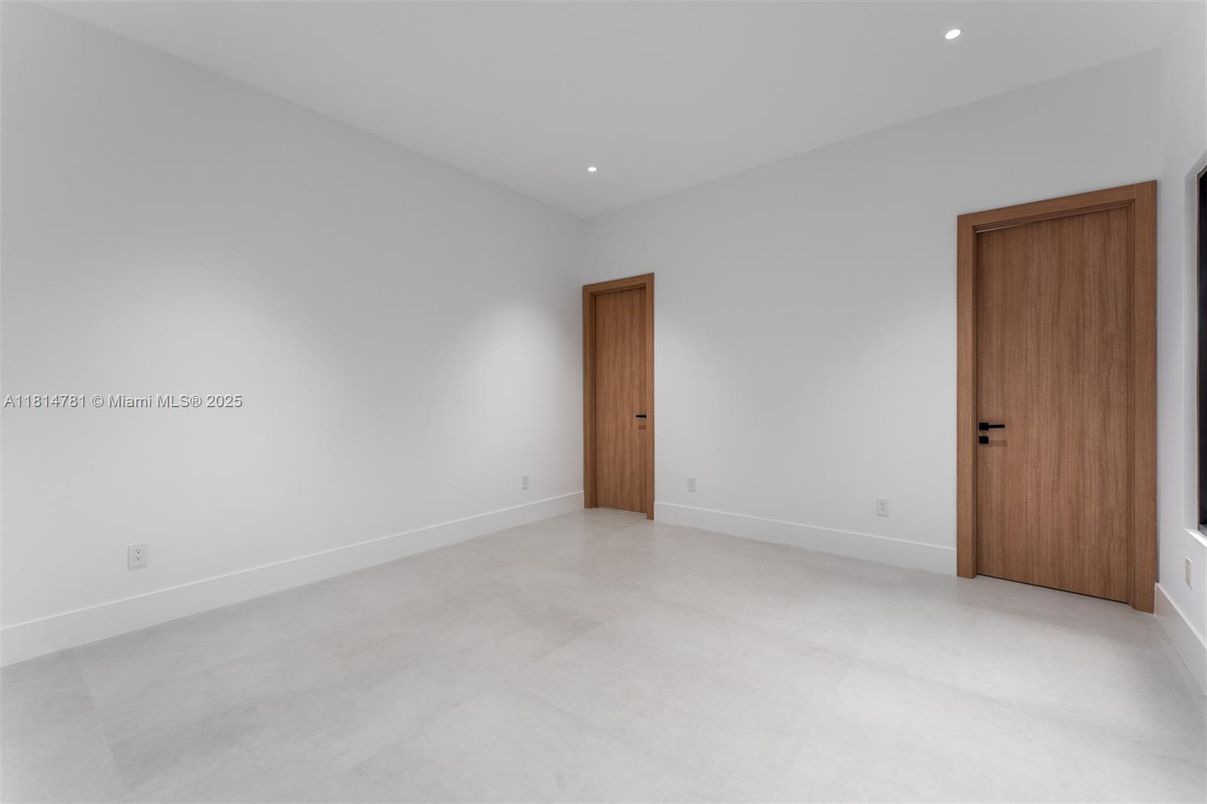 Empty room, Interior, Recessed Lighting